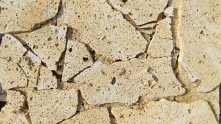 Vágott sárga tufa szabálytalan, 2 cm vastag